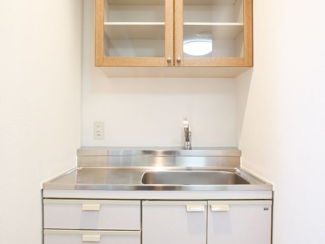 清潔なキッチンの一角 キッチン 整理整頓されたキッチン空間です。スタッフが日々の作業を快適に行える環境が整っています。