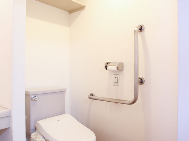 バリアフリーのトイレ施設 トイレ 手すり付きで安全性に配慮された清潔なトイレです。安心してご利用いただける設計になっています。