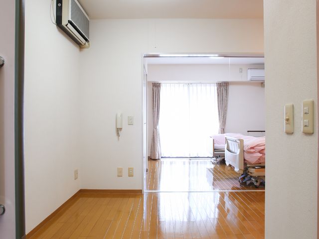 広々としたきれいな居室 居室 広々とした居室には、必要な家具が配置され、落ち着いた色合いのカーテンが心地よい空間を演出しており、快適な生活が送れる設備が整っています。