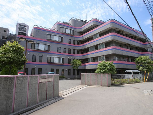 多階層のモダンな外観 外観 カラフルなデザインが特徴的な建物で、働く環境としても居心地の良さを感じられます。明るい日差しが差し込む、開放的なエントランスも魅力の一つです。