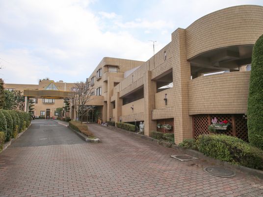 広々とした施設の外観