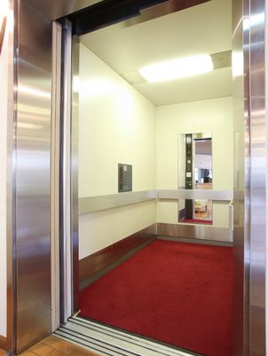 広々としたエレベーター入口
