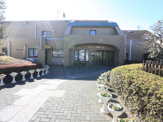 日差しの中の明るい外観
