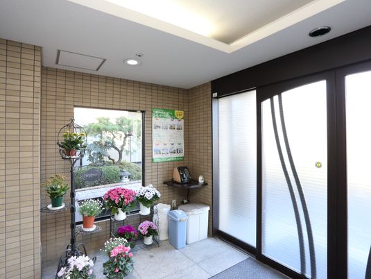 花と掲示物のエントランス