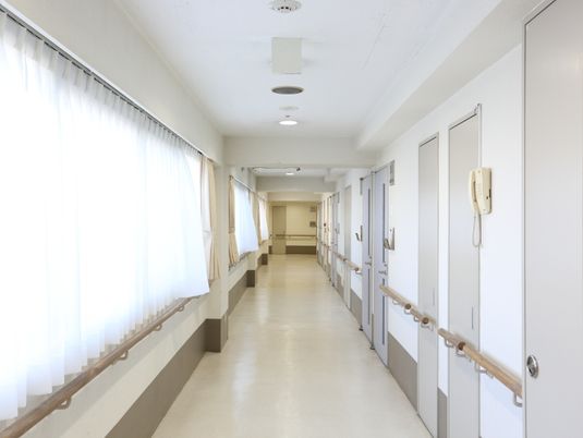 明るい清潔な廊下
