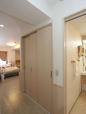 居室のドアと洗面所