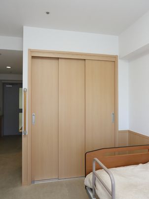 木目調の居室入口
