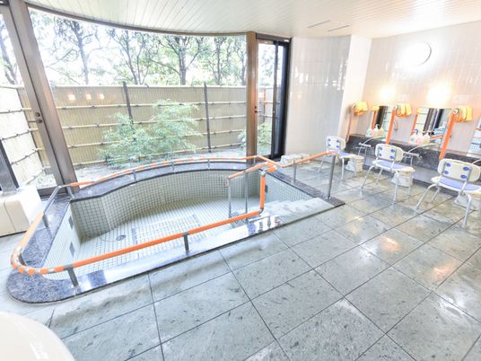 手すり付きの快適浴室