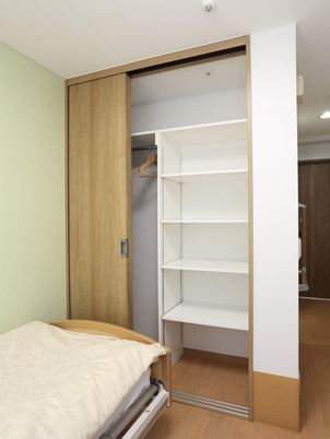居室のベッドとクローゼット