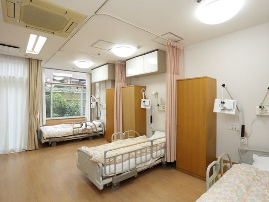 明るい居室と窓