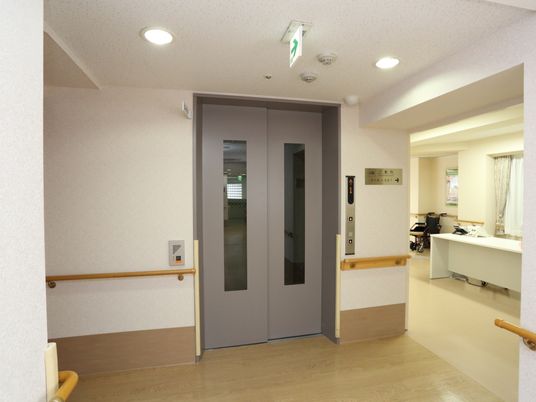 手すり付きエレベーター前
