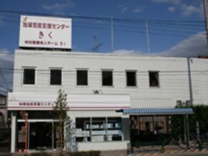 白い建物の外観  