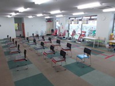 椅子が並ぶ訓練室