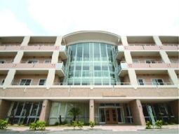 ガラス張りの明るい建物正面