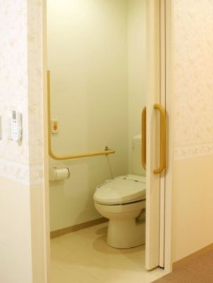 手すり付き清潔なトイレ
