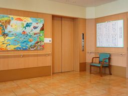 廊下に飾られたアート作品