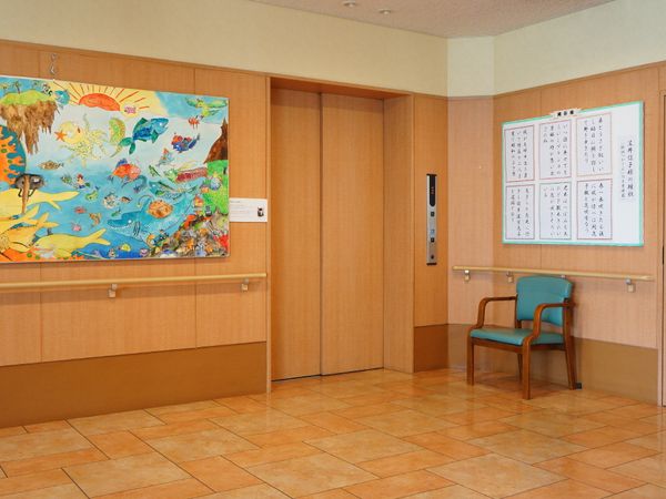 廊下に飾られたアート作品