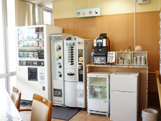 飲料自動販売機が並ぶ空間