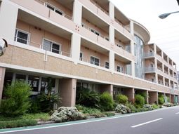 明るい外観の建物