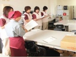 スタッフが資料確認する様子