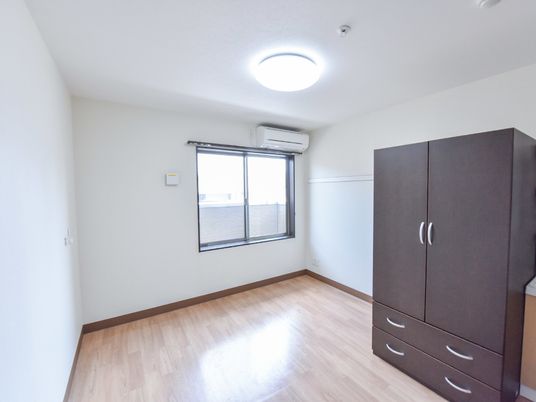 エアコンや収納家具、照明などの基本的な機能をを備えつつ、利用者の使い慣れた家具を入れられるスペースを確保した居室。