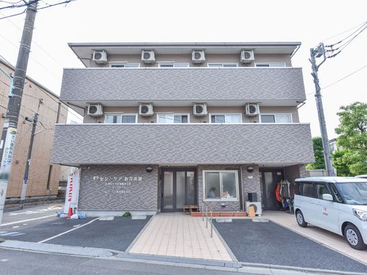 快適な外観の施設エントランス