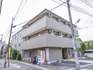 都会の角地建物エントランス