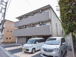 明るく清潔な外観の建物