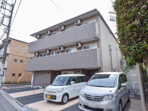 明るく清潔な外観の建物