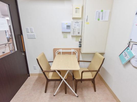 休憩スポットの小テーブルセット