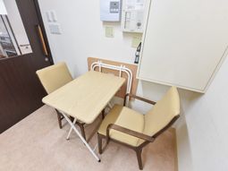 居室のテーブルと椅子