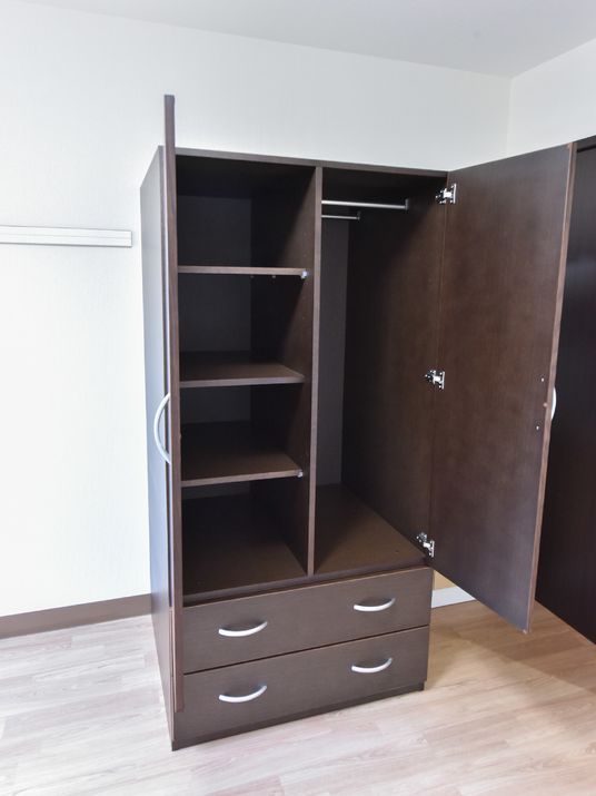 個室に備えられた収納家具は内部がいくつもの棚に区切られているため、衣服や小物の整理がしやすくなっている。
