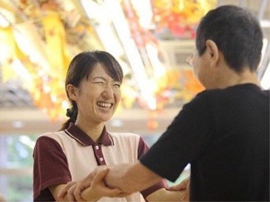 笑顔で手を繋ぐスタッフ