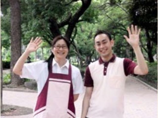 笑顔で手を振るスタッフ二人 スタッフ 温かい笑顔で迎えるスタッフたちが、みなさんの新たな職場です。安心してご応募ください。