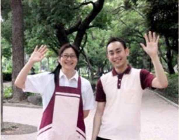 笑顔で手を振るスタッフ二人 スタッフ 温かい笑顔で迎えるスタッフたちが、みなさんの新たな職場です。安心してご応募ください。
