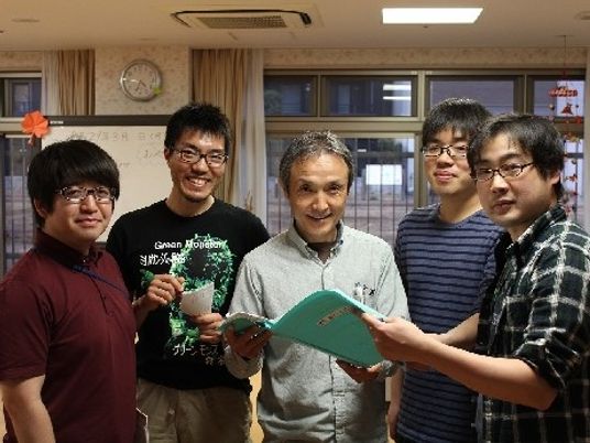 スタッフ集合の室内  