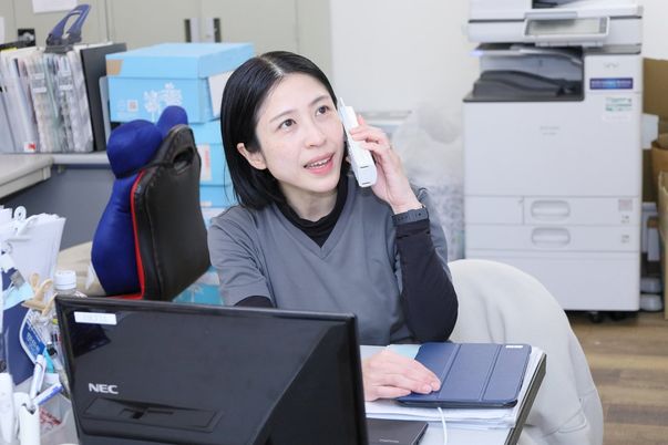 笑顔の受付スタッフ