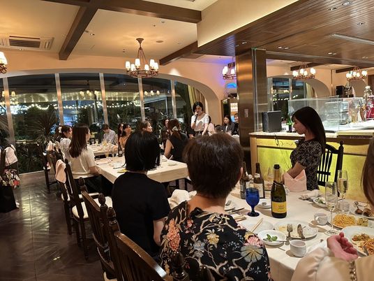 賑やかなダイニングルーム