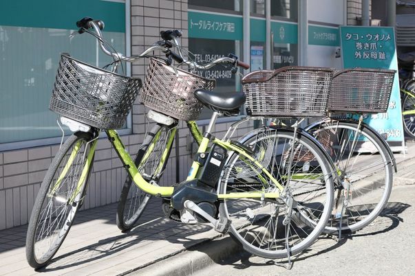 自転車が並ぶ様子