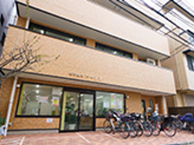 居心地の良いエントランス エントランス ゆったりとした空間のエントランスです。明るく開放的な雰囲気で、訪れる方を優しく迎え入れます。
