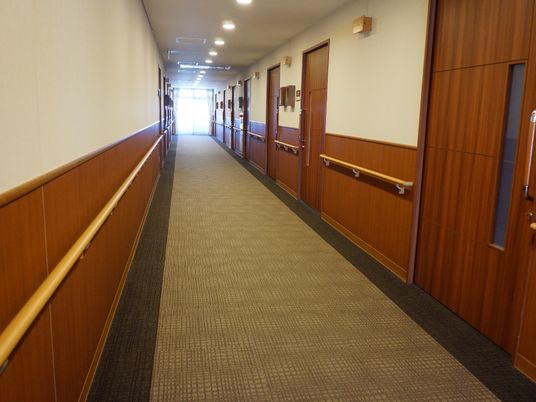 明るく清潔な廊下