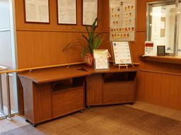 受付エリアの木目調デザイン