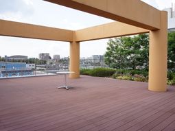 開放的な屋上テラス