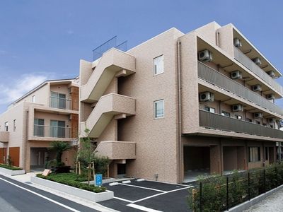 清潔感溢れる外観の施設