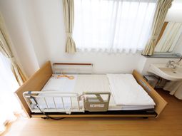 明るい個室の居室