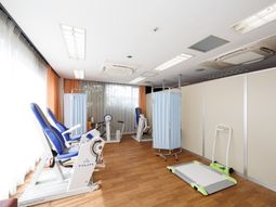 リハビリテーション機器のある部屋
