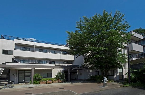 広がる庭が見える建物