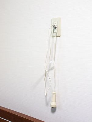 呼び出しボタンのある廊下