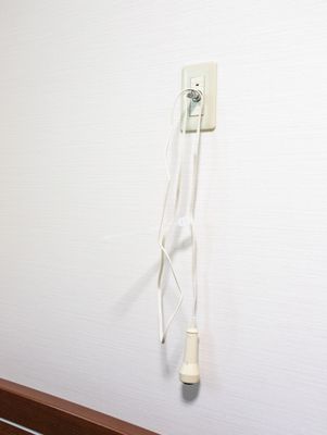呼び出しボタンのある廊下