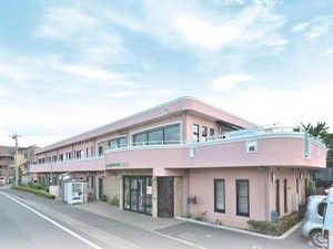 ピンク色の建物外観  